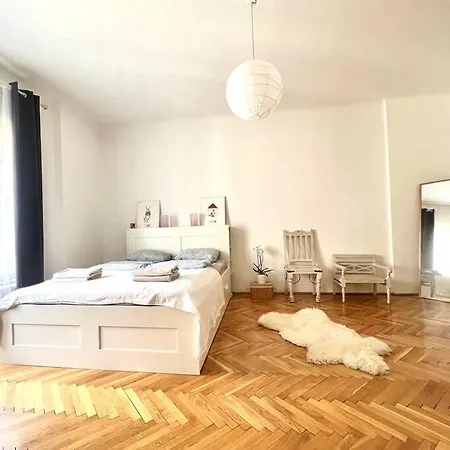 Good Ambiance, Arty Center Budapest
