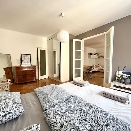 Good Ambiance, Arty Center Apartman *
