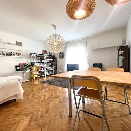Good Ambiance, Arty Center Apartman *